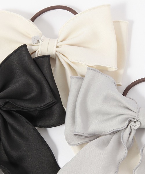 repipi armario(レピピ アルマリオ)の「サテンWリボンメローポニー(ヘアゴム・キッズ・アイボリー/グレー/ブラック/ベージュ・ONESIZE)」の13枚目の写真