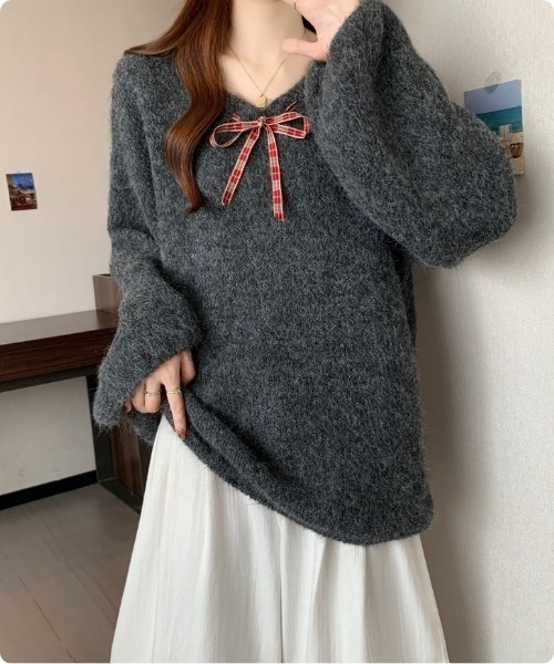 I.O.E(アイオイ)の「ウール100%のリボン付きニット(ニット/セーター・レディース・チャコールグレー・L)」の1枚目の写真