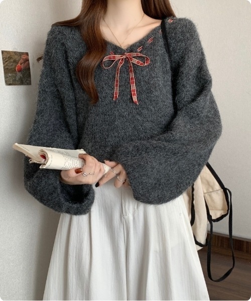 I.O.E(アイオイ)の「ウール100%のリボン付きニット(ニット/セーター・レディース・チャコールグレー・L)」の2枚目の写真