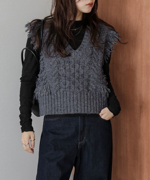 AMELY(エミリー)の「フリンジデザインニットベスト(ベスト・レディース・ブラック/アイボリー/ブラウン/グレー・フリー)」の4枚目の写真