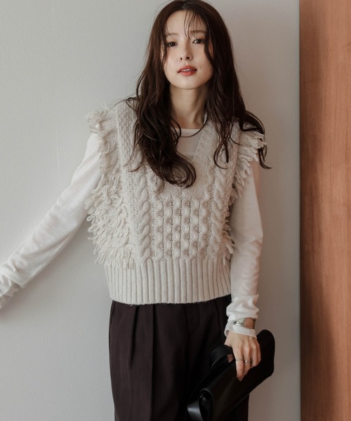 AMELY(エミリー)の「フリンジデザインニットベスト(ベスト・レディース・ブラック/アイボリー/ブラウン/グレー・フリー)」の1枚目の写真