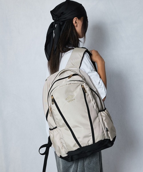 UMBRO(アンブロ)の「【umbro/アンブロ】大容量刺繍バックパック(30L)(バックパック/リュック・メンズ・アイボリー/ブラック・FREE)」の2枚目の写真