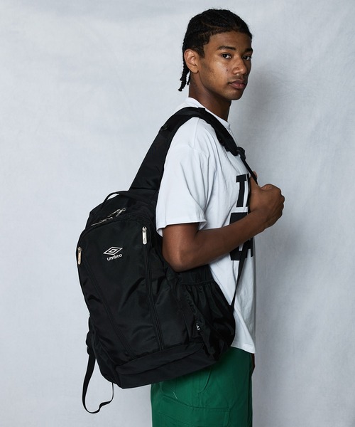 UMBRO(アンブロ)の「【umbro/アンブロ】大容量刺繍バックパック(30L)(バックパック/リュック・メンズ・アイボリー/ブラック・FREE)」の1枚目の写真
