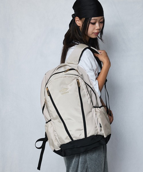 UMBRO(アンブロ)の「【umbro/アンブロ】大容量刺繍バックパック(30L)(バックパック/リュック・メンズ・アイボリー/ブラック・FREE)」の13枚目の写真
