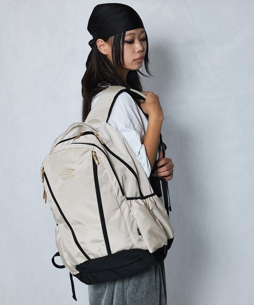 UMBRO(アンブロ)の「【umbro/アンブロ】大容量刺繍バックパック(30L)(バックパック/リュック・メンズ・アイボリー/ブラック・FREE)」の14枚目の写真