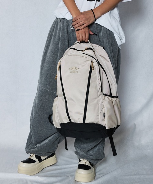 UMBRO(アンブロ)の「【umbro/アンブロ】大容量刺繍バックパック(30L)(バックパック/リュック・メンズ・アイボリー/ブラック・FREE)」の15枚目の写真