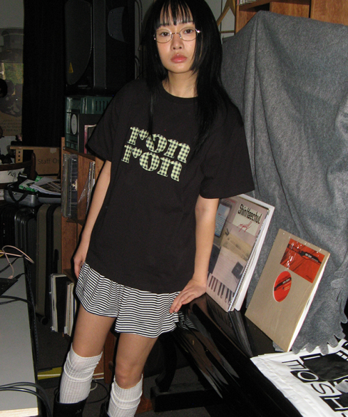 RONRON（ロンロン）の「PATTERN LOGO BASIC FIT T SHIRT BLACK YELLOW（Tシャツ/カットソー・レディース・その他・FREE）」の2枚目の写真