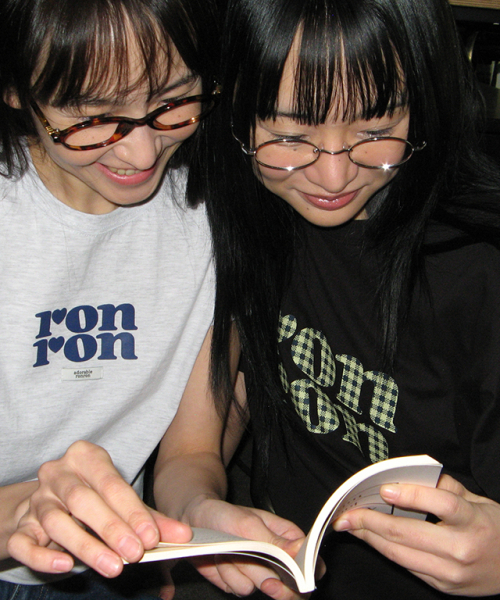 RONRON（ロンロン）の「PATTERN LOGO BASIC FIT T SHIRT BLACK YELLOW（Tシャツ/カットソー・レディース・その他・FREE）」の4枚目の写真