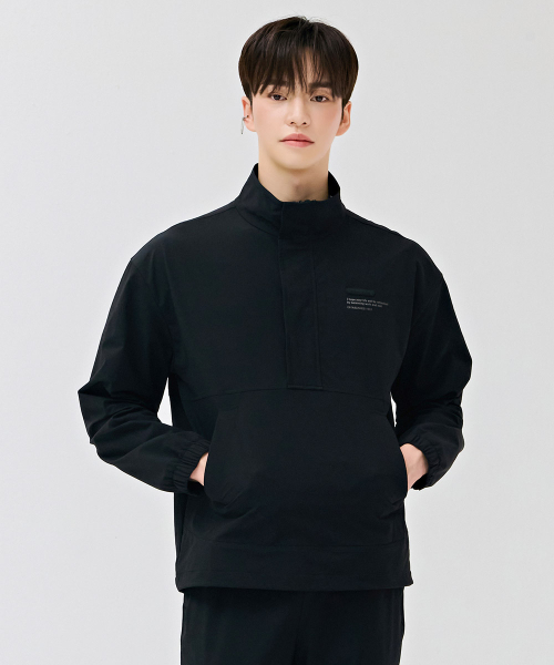 CHASECULT(チェイスカルト)の「共用ストレッチハイネックアノラックTシャツ-DERU5119B03(ナイロンジャケット・メンズ・ブラック・100/95/105/90)」の1枚目の写真