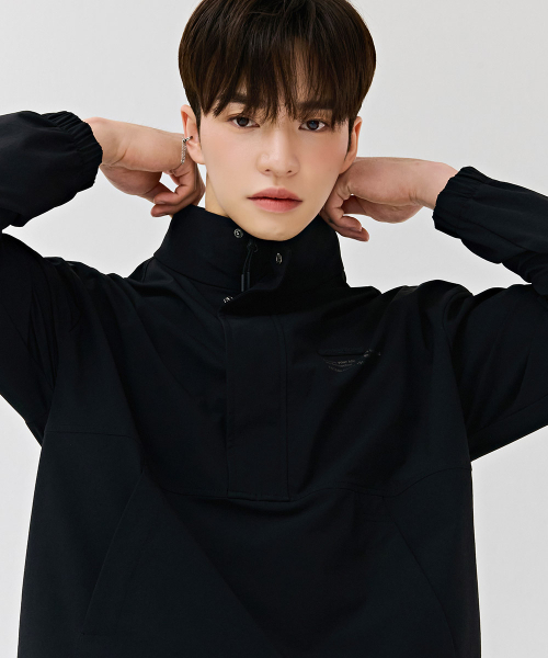 CHASECULT(チェイスカルト)の「共用ストレッチハイネックアノラックTシャツ-DERU5119B03(ナイロンジャケット・メンズ・ブラック・100/95/105/90)」の2枚目の写真