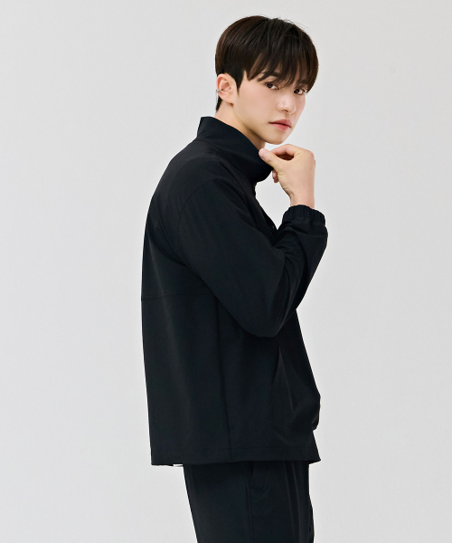CHASECULT(チェイスカルト)の「共用ストレッチハイネックアノラックTシャツ-DERU5119B03(ナイロンジャケット・メンズ・ブラック・100/95/105/90)」の4枚目の写真
