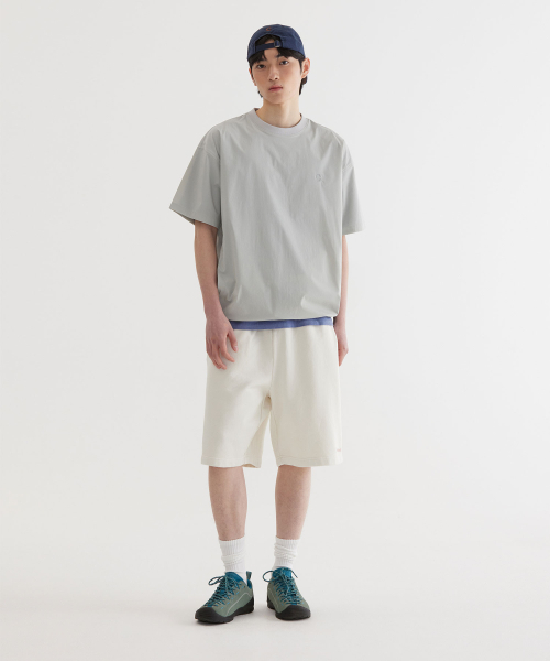 COVERNAT(カバーナット)の「テックナイロンベーシックTシャツライトグレー(Tシャツ/カットソー・レディース・その他・SMALL/MEDIUM/LARGE/X-LARGE/XX-LARGE/X-SMALL)」の4枚目の写真