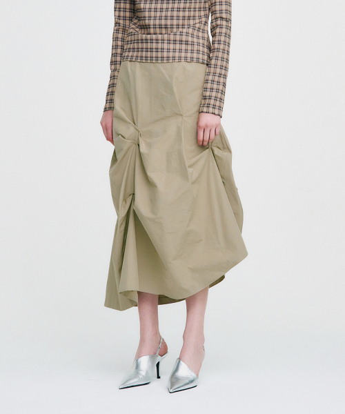 KIMZISU(キムジス)の「DOZI - Pinched Long Skirt _ BEIGE(スカート・レディース・ベージュ・SMALL/MEDIUM)」の2枚目の写真