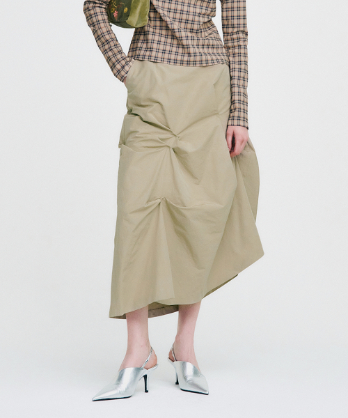 KIMZISU(キムジス)の「DOZI - Pinched Long Skirt _ BEIGE(スカート・レディース・ベージュ・SMALL/MEDIUM)」の5枚目の写真
