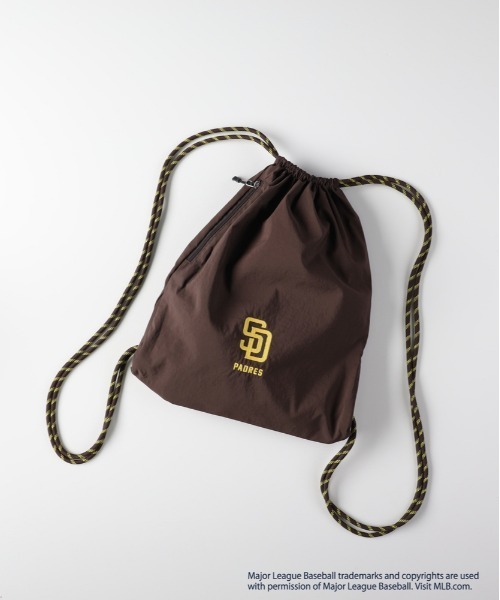 Right-on（ライトオン）の「【MLB】ワッシャーナイロンナップサック (軽量/スポーティ/チームロゴ/シンプルデザイン)（ショルダーバッグ・メンズ・ブラウン/ブラック/ブルー・ONE SIZE）」の3枚目の写真