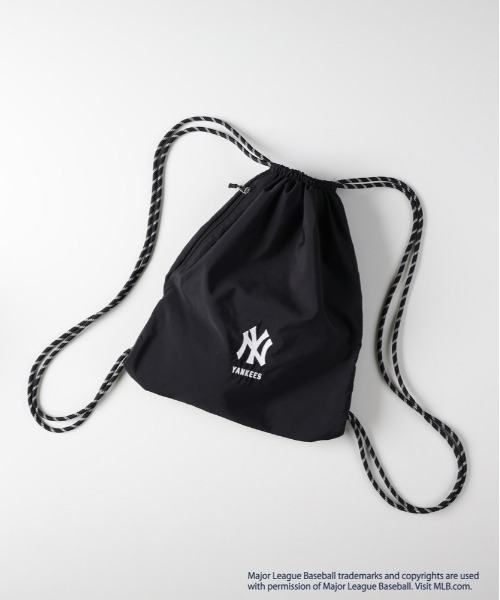 Right-on（ライトオン）の「【MLB】ワッシャーナイロンナップサック (軽量/スポーティ/チームロゴ/シンプルデザイン)（ショルダーバッグ・メンズ・ブラウン/ブラック/ブルー・ONE SIZE）」の2枚目の写真