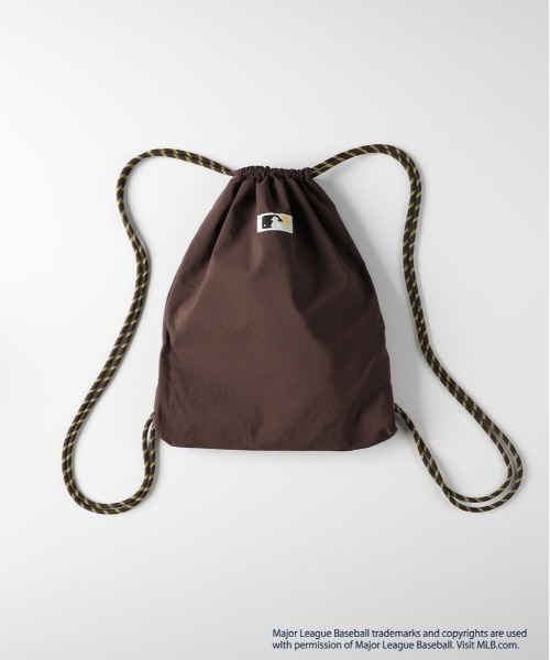 Right-on（ライトオン）の「【MLB】ワッシャーナイロンナップサック (軽量/スポーティ/チームロゴ/シンプルデザイン)（ショルダーバッグ・メンズ・ブラウン/ブラック/ブルー・ONE SIZE）」の5枚目の写真