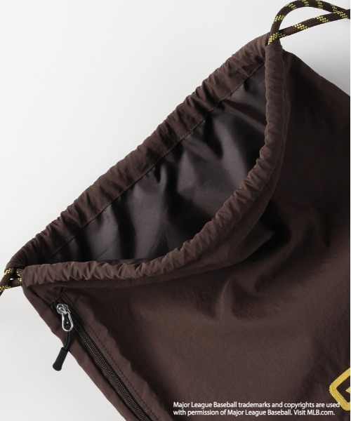 Right-on（ライトオン）の「【MLB】ワッシャーナイロンナップサック (軽量/スポーティ/チームロゴ/シンプルデザイン)（ショルダーバッグ・メンズ・ブラウン/ブラック/ブルー・ONE SIZE）」の8枚目の写真