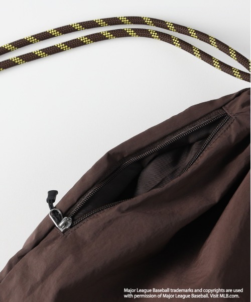 Right-on（ライトオン）の「【MLB】ワッシャーナイロンナップサック (軽量/スポーティ/チームロゴ/シンプルデザイン)（ショルダーバッグ・メンズ・ブラウン/ブラック/ブルー・ONE SIZE）」の9枚目の写真