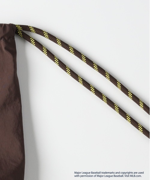 Right-on（ライトオン）の「【MLB】ワッシャーナイロンナップサック (軽量/スポーティ/チームロゴ/シンプルデザイン)（ショルダーバッグ・メンズ・ブラウン/ブラック/ブルー・ONE SIZE）」の11枚目の写真