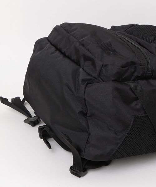 NEW BALANCE（ニューバランス）の「エブリデイバックパック30L（バックパック/リュック・メンズ・オフホワイト/ブラック×レッド・ONE SIZE）」の4枚目の写真