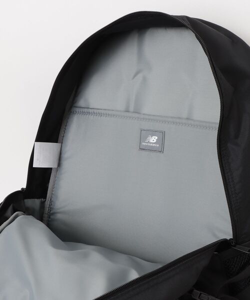 NEW BALANCE（ニューバランス）の「エブリデイバックパック30L（バックパック/リュック・メンズ・オフホワイト/ブラック×レッド・ONE SIZE）」の5枚目の写真