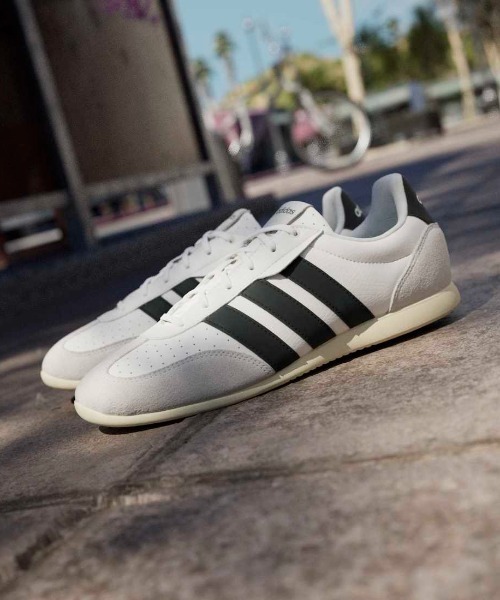 adidas(アディダス)の「アディダス adidas バレダ ローシューズ / BARREDA LOシューズ(スニーカー・レディース・ホワイト×ブラック・25.0cm/23.0cm/23.5cm/24.0cm/24.5cm)」の4枚目の写真