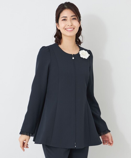 TO BE CHIC(トゥー ビー シック)の「デュアルストレッチ ZIP チュニック(ノーカラージャケット・レディース・ベージュ/ダークネイビー/ブラック・40)」の3枚目の写真