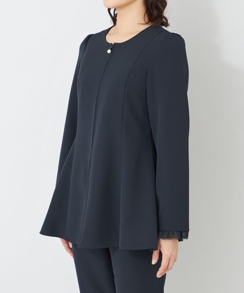 TO BE CHIC(トゥー ビー シック)の「デュアルストレッチ ZIP チュニック(ノーカラージャケット・レディース・ベージュ/ダークネイビー/ブラック・40)」の11枚目の写真