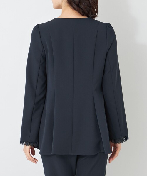TO BE CHIC(トゥー ビー シック)の「デュアルストレッチ ZIP チュニック(ノーカラージャケット・レディース・ベージュ/ダークネイビー/ブラック・40)」の10枚目の写真