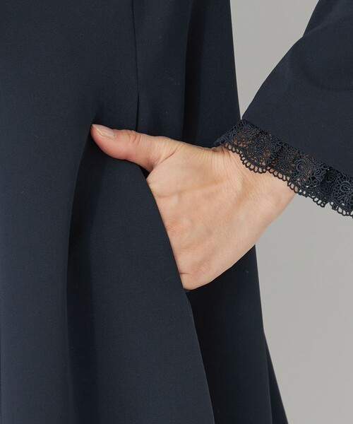 TO BE CHIC(トゥー ビー シック)の「デュアルストレッチ ZIP チュニック(ノーカラージャケット・レディース・ベージュ/ダークネイビー/ブラック・40)」の9枚目の写真