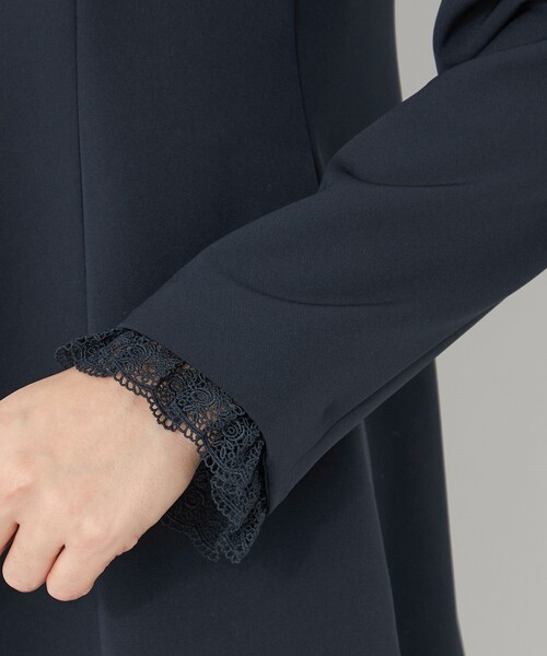 TO BE CHIC(トゥー ビー シック)の「デュアルストレッチ ZIP チュニック(ノーカラージャケット・レディース・ベージュ/ダークネイビー/ブラック・40)」の8枚目の写真