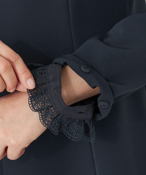 TO BE CHIC(トゥー ビー シック)の「デュアルストレッチ ZIP チュニック(ノーカラージャケット・レディース・ベージュ/ダークネイビー/ブラック・40)」の7枚目の写真
