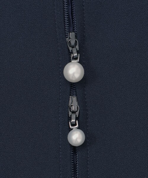 TO BE CHIC(トゥー ビー シック)の「デュアルストレッチ ZIP チュニック(ノーカラージャケット・レディース・ベージュ/ダークネイビー/ブラック・40)」の6枚目の写真