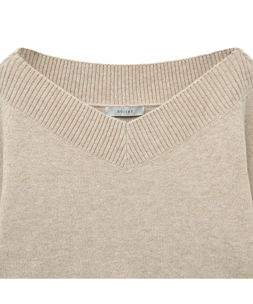 NOIRER FOR WOMAN(ノイアーフォーウーマン)の「ツーウェイオフショルダーブイネックニット(サンドベージュ)(ニット/セーター・レディース・その他・FREE)」の4枚目の写真