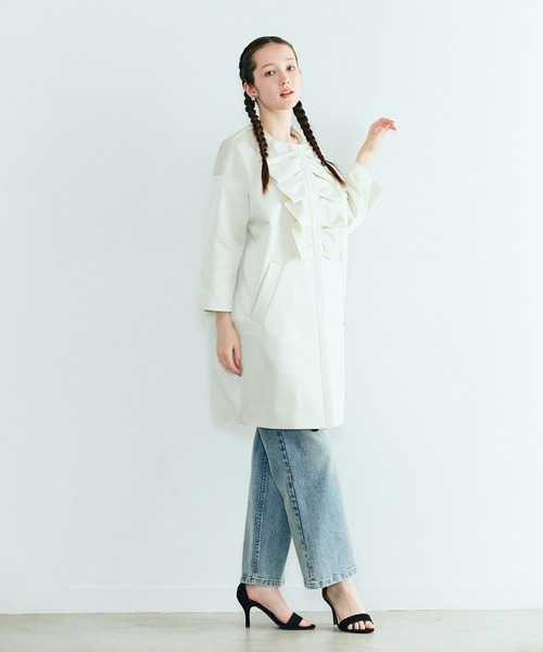 Audie a Muses(オーディアミューズ)の「リボンフリルコクーンコートジャケット(ノーカラージャケット・レディース・オフホワイト/ブラック・FREE)」の4枚目の写真
