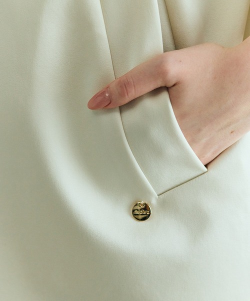 Audie a Muses(オーディアミューズ)の「リボンフリルコクーンコートジャケット(ノーカラージャケット・レディース・オフホワイト/ブラック・FREE)」の10枚目の写真