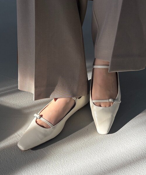 CAPRICIEUX LE'MAGE（カプリシューレマージュ）の「Wストラップフラットシューズ（パンプス・レディース・オフホワイト/ブラック・37/36/38）」の3枚目の写真