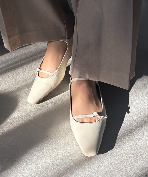 CAPRICIEUX LE'MAGE（カプリシューレマージュ）の「Wストラップフラットシューズ（パンプス・レディース・オフホワイト/ブラック・37/36/38）」の4枚目の写真