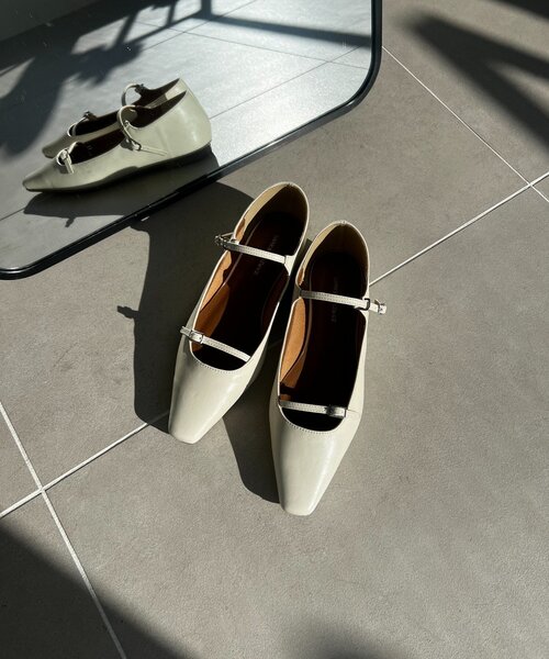 CAPRICIEUX LE'MAGE（カプリシューレマージュ）の「Wストラップフラットシューズ（パンプス・レディース・オフホワイト/ブラック・37/36/38）」の5枚目の写真