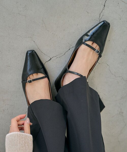 CAPRICIEUX LE'MAGE（カプリシューレマージュ）の「Wストラップフラットシューズ（パンプス・レディース・オフホワイト/ブラック・37/36/38）」の6枚目の写真