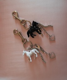 Carmelo（カーメロ）の「Horse Carabiner Charm Necklace (white/black)（ネックレス）」