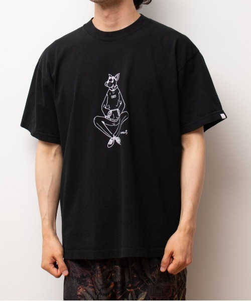 A blends(エイブレンズ)の「"A blends Meme-ci × A blends イラストTシャツ ""french bull"" "(Tシャツ/カットソー・メンズ・ブラック/ホワイト・X-LARGE)」の2枚目の写真