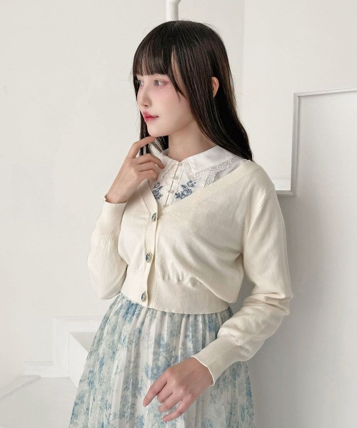 an another angelus(アンアナザーアンジェラス)の「ローズカメオ釦Vネックニットカーディガン(カーディガン/ボレロ・レディース・アイボリー/コーラルピンク/ブルー・FREE)」の1枚目の写真