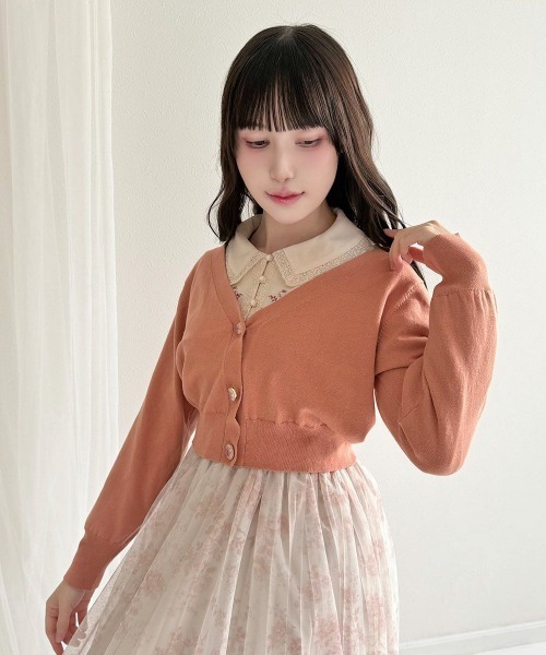 an another angelus(アンアナザーアンジェラス)の「ローズカメオ釦Vネックニットカーディガン(カーディガン/ボレロ・レディース・アイボリー/コーラルピンク/ブルー・FREE)」の3枚目の写真