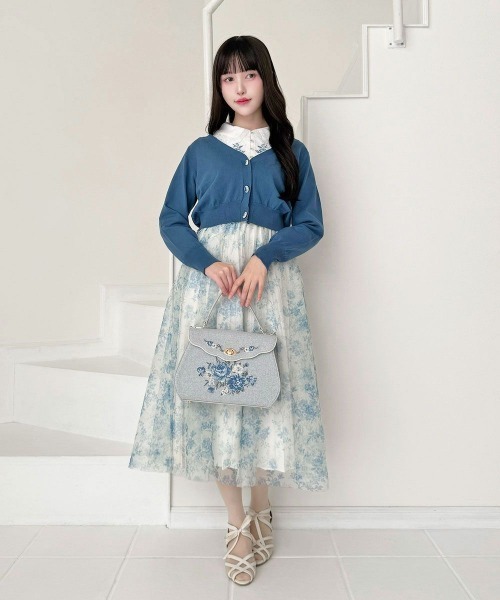 an another angelus(アンアナザーアンジェラス)の「ローズカメオ釦Vネックニットカーディガン(カーディガン/ボレロ・レディース・アイボリー/コーラルピンク/ブルー・FREE)」の4枚目の写真