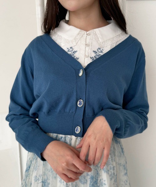 an another angelus(アンアナザーアンジェラス)の「ローズカメオ釦Vネックニットカーディガン(カーディガン/ボレロ・レディース・アイボリー/コーラルピンク/ブルー・FREE)」の5枚目の写真