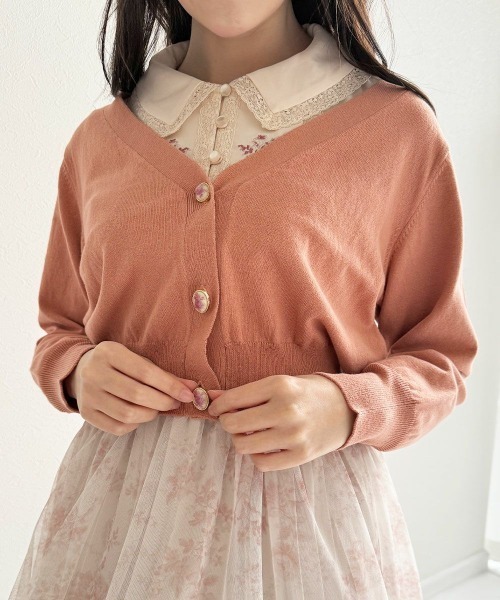 an another angelus(アンアナザーアンジェラス)の「ローズカメオ釦Vネックニットカーディガン(カーディガン/ボレロ・レディース・アイボリー/コーラルピンク/ブルー・FREE)」の10枚目の写真