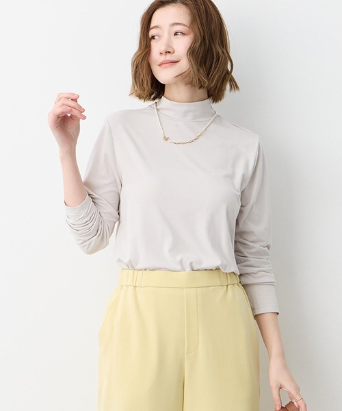Petit Honfleur(プチオンフルール)の「袖シャーリングハイネックトップス(Tシャツ/カットソー・レディース・アイボリー/ブラック/サックスブルー/グレー・M/L)」の2枚目の写真