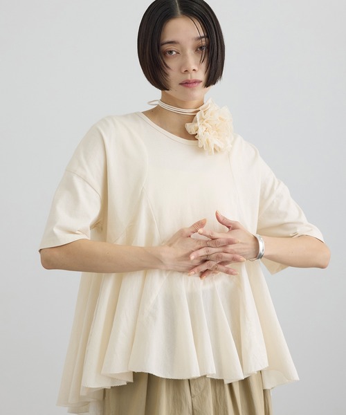 SALON adam et rope'(サロン アダム エ ロペ)の「【AAYUSHI(アユーシ) for SALON】別注ペプラムラッフルTシャツ(Tシャツ/カットソー・レディース・キナリ/ダークブラウン・FREE)」の2枚目の写真